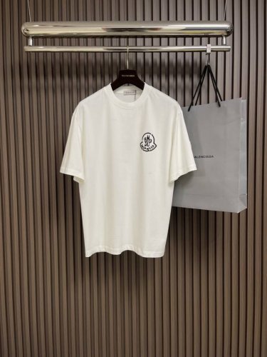 Moncler 2025Ss新款模糊 Logo印花短袖T恤，Moner标识点缀于胸前 仿佛艺术家的灵魂印记 辨识度拉满 低调中蕴含着无尽的故事与格调 无需多言