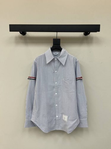 强烈推荐 Th*B* 25春夏新品知识分子风长袖衬衫，经典三色条杠元素拼接臂袖，弧边剪裁经典版型设计百搭不挑人，可甜可盐学院风减龄少女气质。做工品质看细节，现货