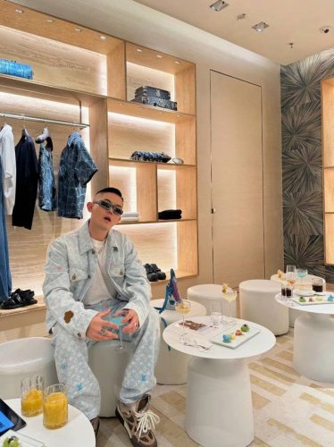 广州春款 24新款 Lvtyler 联名款彩色浮雕刺绣满印长裤直筒水洗蓝牛仔裤 吹爆 今年牛仔裤的神 马卡龙刺绣Logo工艺时髦高级 点缀剪花细节结合提花工艺交