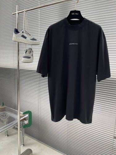 balenciag Back烫钻短袖 采用230克高支紧密潮牌棉 以及配套1*1 320克十字罗纹 手感柔软 舒适贴肤 饰以Balenciaga Back烫钻标