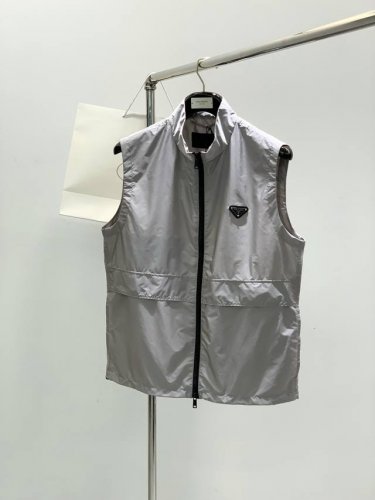 prada 普拉达 2025春季最新品 专柜同步有售 时尚休闲马甲 进口原版面料 做工极为复杂 唯一可以做代购级别的渠道狠货 顶级印胶工艺字母图案Logo 档次