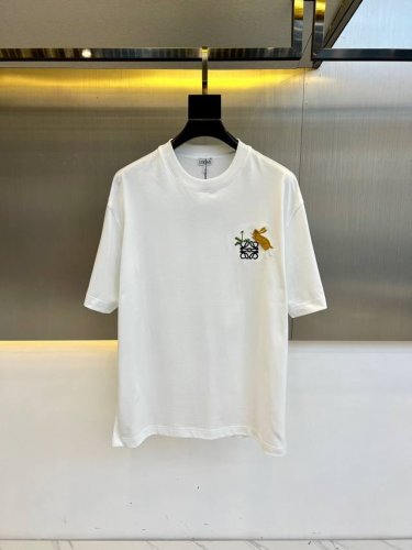 Lowe罗意威、25Ss新款联名刺绣小兔子图案圆领短袖T恤。轻盈棉质T恤，正面饰有小兔图案，搭 配Anagram 刺绣。T恤为Loewex Suna Fujit