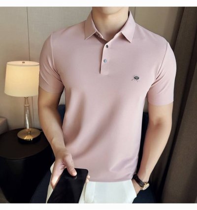 p210 普拉达 M-4Xl ss新工艺Logo高品质纯棉质阔版翻领男士短袖T恤，新季新推系列将标识巧妙融入设计，塑就一系列充满复古风情的运动风单品。在这款百搭