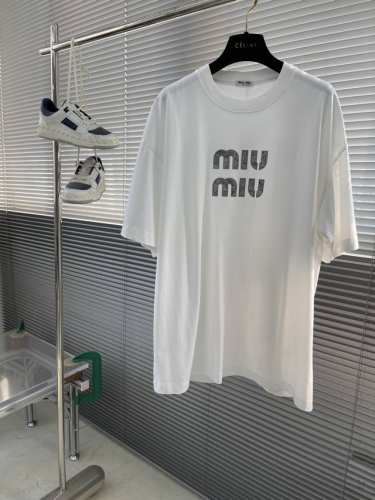 miumiu 2025新款字母圆领T恤 字母拉丝效果 高级感十足 十分耐看 双层螺纹领口 肩部通肩压条 280克纯棉面料舒适透气 男女同款 码数：S-Xxl S
