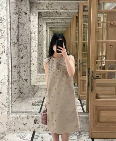 原版Mo......2025夏款新款时尚串珠连衣裙 这款连衣裙绣有在光线下闪闪发光的珠子，是对经典的精致诠释。这款迷你款式采用微妙的A字廓形，自然柔美。 采用功