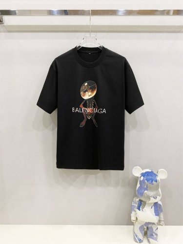 bal巴黎世家高定面料 2025春夏新品上市时尚经典圆领短袖时尚单品设计，更加时尚舒适，高标准定制，上身非常有型，采用重磅280G双纱精梳棉材质 面料质感非常细