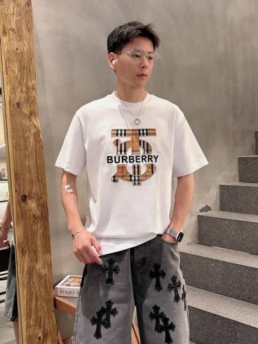 巴宝莉 2025春夏新款男女同款短袖T恤 定制专属纯棉面料 定制原版工艺螺纹 胸前重工字母Logo工艺设计 简约大方 从容百搭 档次极高 完美融入时尚还有风情感