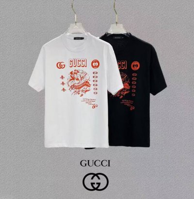 Gucci 古奇、25Ss高版本胸贴印花Logo圆领短袖T恤。面料采用定制300G支双股精棉平纹高密无尘全棉布料，Os版型宽松慵懒百搭，轻奢大气，众多明星博主试