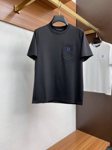 巴宝莉 2025春夏新款首发专柜最新款圆领短袖 高端订制 设计前卫时尚！品牌Logo重工艺设计 高端定制丝光棉面料.手感柔软.穿着舒适.专柜级别精致车线.做工精