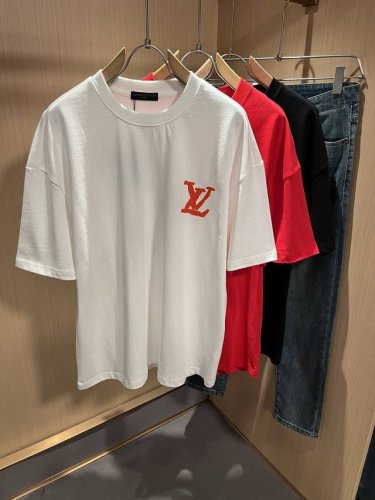 Louisvuitt*路易*登 2025春夏全新系列单品上线，非常时髦前卫的一款男女同款短袖T恤，标识Logo图案印花修饰！区别于以往的不同，宣示品牌传承多年的