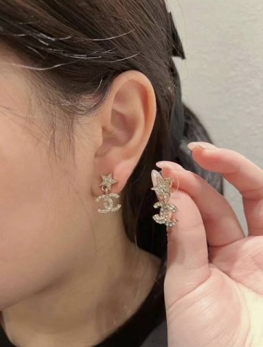 Chanel香奈儿23S双C耳钉 基础入门款 配全套包装 Chanel 23S 双C耳钉上耳巨美腻~ 这季香奶奶耳饰真的是Yyds，每一款都美到心坎上！双C和小
