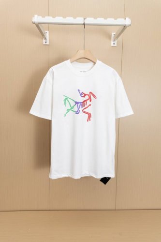 挂拍图 顶级版本 款号X22 Arc’Teryx始祖鸟Arc24Ss 采用60支双股 胸前字母Logo彩色印花 270G全棉面料。上身透气，绝不起球，手感柔软舒