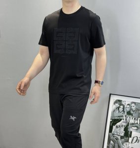 givench*Y纪梵希25S春夏新款圆领短T. 新品推荐.悬垂感强 手感质感都极完美 胸口Logo的经典图形设计.3D立体刺绣设计.立体有凸凹感丰富大家的视觉