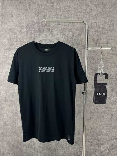 fendi 芬迪2025春夏新款Ff徽标图案休闲重工刺绣短袖T恤 本款短袖圆领T恤。桑蚕丝+纯棉材质高级感十足，胸部绣有灰色和黑色Ff Labyrinth图案刺
