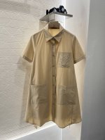 loew*2025新品上架 宽松文艺腰带连衣裙 定制Yb进口斜纹稠材质 质感舒适细腻 短袖连衣裙版型 裁剪利落修身 腰身微A版型起到遮肉包容效果 搭配胸前点缀刺