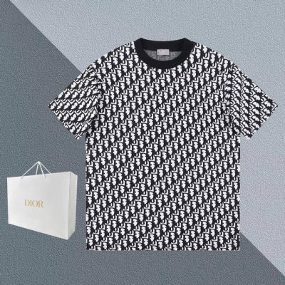 P120 上新 Dior 迪奥春夏新款T出货！1:1高品质 区别市场货 提花面料 满印Logo搭配撞色编织领设计，高端大气 时尚百搭 潮男潮女必备单品 面料经洗