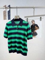 miumiu Polo领条纹短袖 100%天丝 天丝质感柔软，手感爽滑，有真丝的丝滑手感，又具备吸湿排汗性，上身轻盈柔软 半开式衣襟设计，胸前字母贴布Logo徽