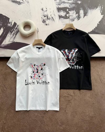 上新# louis Vuitton 路易威登 2025Ss短袖T恤 双面液氨面料升级 采用日本液氨丝光工艺双面处理 液氨技术能使棉纤维膨胀后收缩 比普通丝光面料