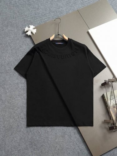 LV 25早春新品 立体浮雕压花字母凹凸圆领短袖T恤，男女同款！官网同步，专柜纯棉面料！贴肤舒适，耐看又好穿，经典简约Logo设计，原厂工艺一丝不苟，型男必备单