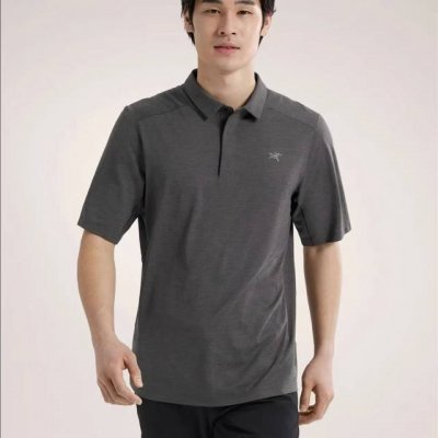 小金猪上新# Arc'teryx 始祖鸟商务休闲Polo短袖面料采用的是最新型中空吸湿排汗功能材料，面料的底部采用导槽式结构，出汗时更好的蒸发汗水，不贴皮肤 防