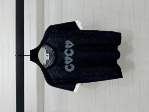 上新原单高端品质 Celine 2025春夏最新系列 烫钻徽标针织短袖 定制天丝纱线织造 细腻肌理 舒适透气 圆领针织短袖裁剪 通体整体呈现微透效果 居中烫钻点