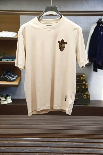 2025Ss系列新品 芬迪 Fe*Di.男士短袖时尚经典圆领设计！奢华品牌字母Logo搭配！高级定制百搭款式 任何人都可以轻松驾驭 采用高档顶级双丝光棉面料！非