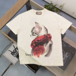 高版本 2025新款Gucci古驰围巾猫咪图案Logo字母印花休闲情侣短袖T恤，独一无二的活性环保面料染色，32支双纱精梳纯棉爽滑手感，纯棉不起球不起毛，面料采