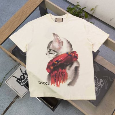 高版本 2025新款Gucci古驰围巾猫咪图案Logo字母印花休闲情侣短袖T恤，独一无二的活性环保面料染色，32支双纱精梳纯棉爽滑手感，纯棉不起球不起毛，面料采