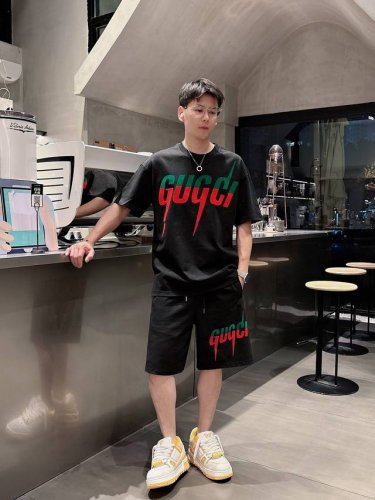gucci古奇 2025Ss圆领短袖短裤套装 纯棉面料上身不会闷热，爽滑舒适的亲肤效果更加透气，面料自带肌理感 经典徽标工艺 独有的角度全新演绎 时尚百搭首选！