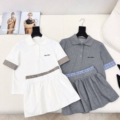 超赞一套搭配 Miu 25Ss 春夏最新款减龄穿搭套装拼接格纹装饰翻领上衣+Mini半裙 就是巨巨时髦的一套 不要太好穿 上身分分钟变长腿姑娘 带点休闲运动风
