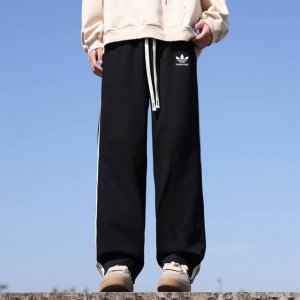 Adidas 阿迪达斯&Balenciage 巴黎世家拼接卫裤，男女同款 干净利落的显瘦裤型，简洁大气的腿部线条，量身定做版的剪裁，随意搭配上衣就显得时髦年轻！