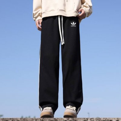 Adidas 阿迪达斯&Balenciage 巴黎世家拼接卫裤，男女同款 干净利落的显瘦裤型，简洁大气的腿部线条，量身定做版的剪裁，随意搭配上衣就显得时髦年轻！