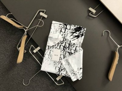 Dir*合身版型S-Xl 25春夏顶级满幅印花重磅经典短袖，精致工艺专柜面料，顶级元素融合打造，经典短袖3标齐全，潮男时尚，无论是上身舒适度还是都是无可比拟的存