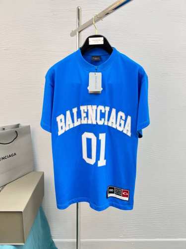 高品质 Bal 25Ss经典配色T恤新品！！款式相当的青春活力，朝气澎湃！！新一季主打的小熊系列，采用一级印烫的高规格标准.色调过渡呈现的立体感很强，优选280