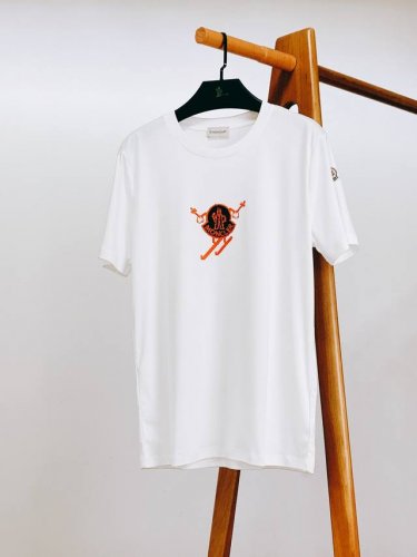 Moncler 蒙口 2025Ss春夏新品 休闲印花T恤，以纯净底色开启时尚序章。胸前独特的印花标识，以大胆色彩与创意图案，打破单调，是吸睛亮点，更是个性态度的