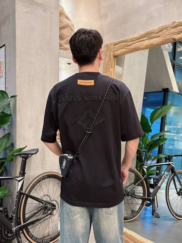 lv* 顶级货品2025春夏新款首发专柜最新款短袖圆领T恤 高端订制 设计前卫时尚！品牌Logo重工艺设计 高端定制260克面料.手感柔软.穿着舒适.专柜级别精