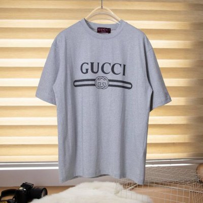 Gucci 古驰亮丝双G字母圆领短袖T恤 穿上Gucci这款细闪银河系短袖，解锁时尚新姿态。标志性的双G元素与经典字母，自带潮流气场。上乘面料，舒适亲肤，无论是