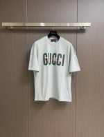 gucci 2025Ss胸前Logo字母印花短袖T恤，面料采用 克重精梳棉，定制32支1*1螺纹，成衣两遍水洗处理，面料舒适亲肤无异感，定制定染面料，纺织密度高