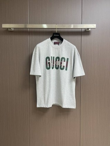 gucci 2025Ss胸前Logo字母印花短袖T恤，面料采用 克重精梳棉，定制32支1*1螺纹，成衣两遍水洗处理，面料舒适亲肤无异感，定制定染面料，纺织密度高