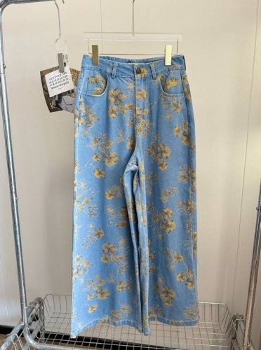 价格p： 品名：* 西太后花朵牛仔阔腿裤 尺码：S.M.L 颜色：牛仔蓝 花朵牛仔裤穿出春日浪漫宣言，甜酷平衡术拿捏住了，后腰皮牌超高级，收藏这份行走的浪漫。小