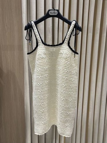 ce 金属标钩花吊带连衣裙 Crochet Knit Dress 这款Crochet Knit Dress 是一款兼具复古与法式浪漫气质的手钩连衣裙。通体采用米