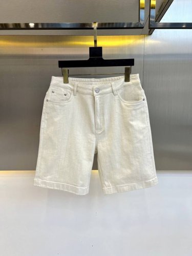 miumiu缪缪、25S新款夏季休闲短裤！抽绳设计.简单高级.进口高密棉订制埃及棉面料，手感轻薄透气.舒适感满满.原厂五金质感满满.高级感强！整体视觉简单而不单