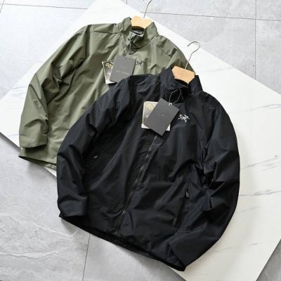 上新 Arc'teryx 25年春季始祖鸟户外徒步运动防风防泼水梭织立领轻量外套 颜色：黑色，绿色 尺码：S-2Xl 采用防风面料和防水处理，能够有效抵御寒风，