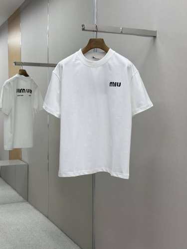 miumiu 25Ss春夏新款首发专柜最新款短袖圆领T恤 高端订制 设计前卫时尚！品牌Logo重工艺设计 高端定制230克面料.手感柔软.穿着舒适.专柜级别精致