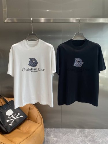迪家 迪奥T恤 简约大气，胸前闪亮的“D”字母标志，搭配品牌名称，低调中尽显奢华 面料柔软舒适，亲肤感十足。M-3Xl 隔天