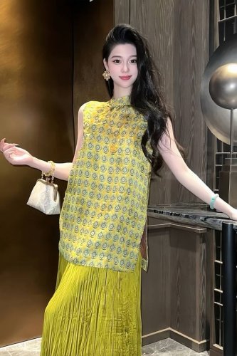 无敌爆款 中式复古印花盘扣马甲裙 立领设计端庄典雅 盘扣点缀于侧 增添传统韵味 彰显东方美学 裙身布满复古图案 整体造型别致 既有旗袍的温婉风情 又具独特时尚感