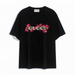 Gucci古驰新款短袖T恤,简单的设计看起来特别大方 版型剪裁特别有讲究 上身很洋气显瘦内搭外穿都看高密针织圆领设计 平整简约 亲肤透爽 T恤面料的柔软性舒适性