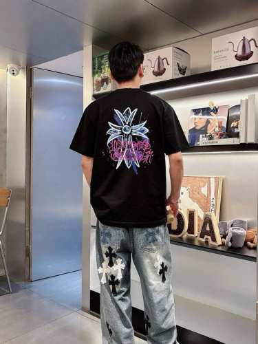顶级颜值担当 Chromehearts*克罗心25S新款T恤.男女同款 经典十字造型颜值担当.张扬个性图形字母搭配视觉效果相当奇特 所呈现出的感官效果自然炸裂.