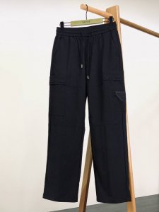 prada 普拉达 2025Ss春夏新品 复古工装休闲裤 双层针织 定制的面料 客供五金辅料 四季中不可缺少的必备单品 在日常穿搭中 合理的卫裤穿搭 即休闲又舒