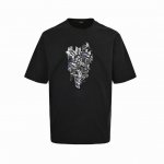 Fendi 芬迪 3D亮片珠片刺绣短袖 专柜7700原版购入，正面定制有3D效果Fendi Block图案多色微型亮片刺绣。 前幅珠片刺绣工艺 定织260G32